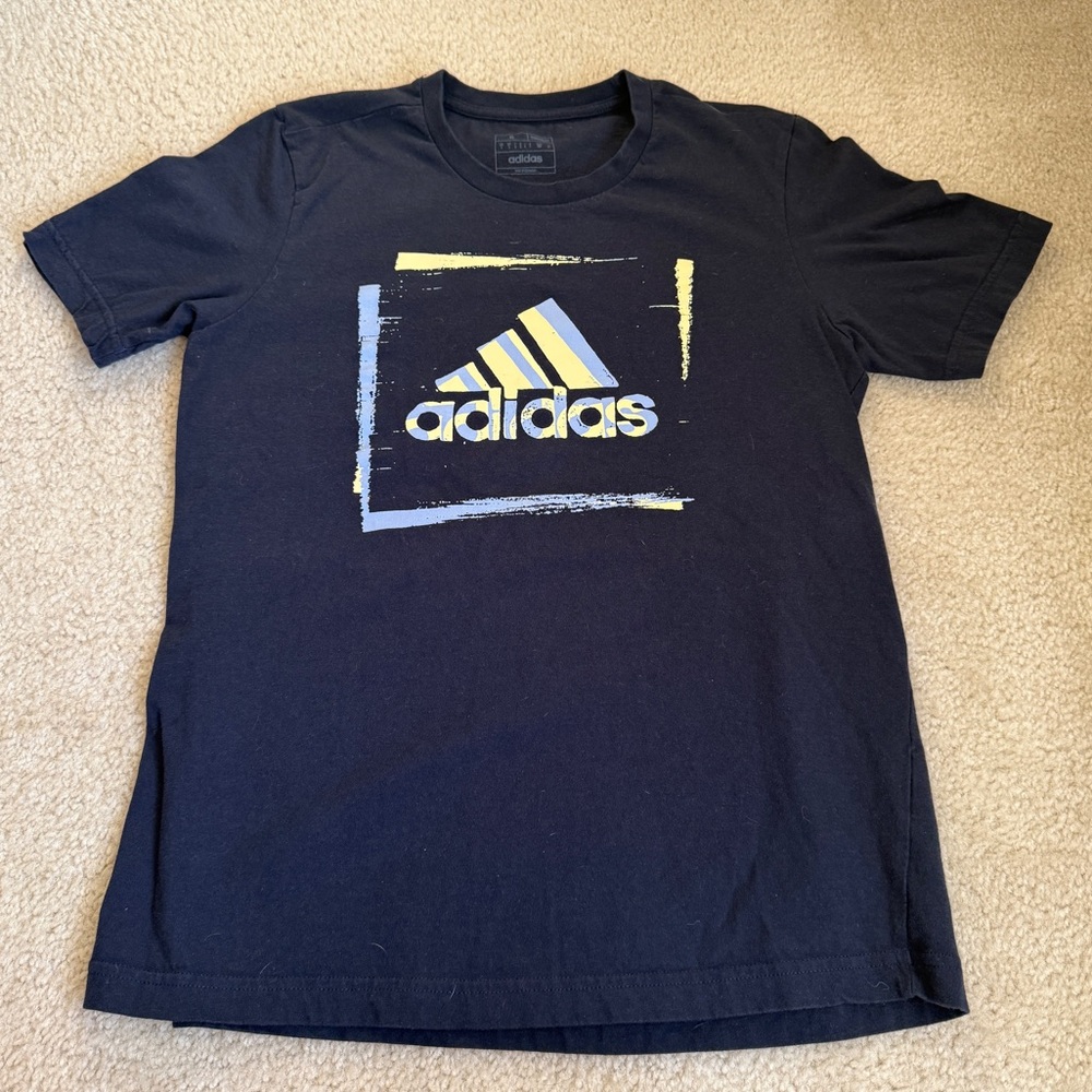 Preloved Adidas Men’s Adidas Two-Tone Stencil Short Sleeve Graphic T-Shirt.